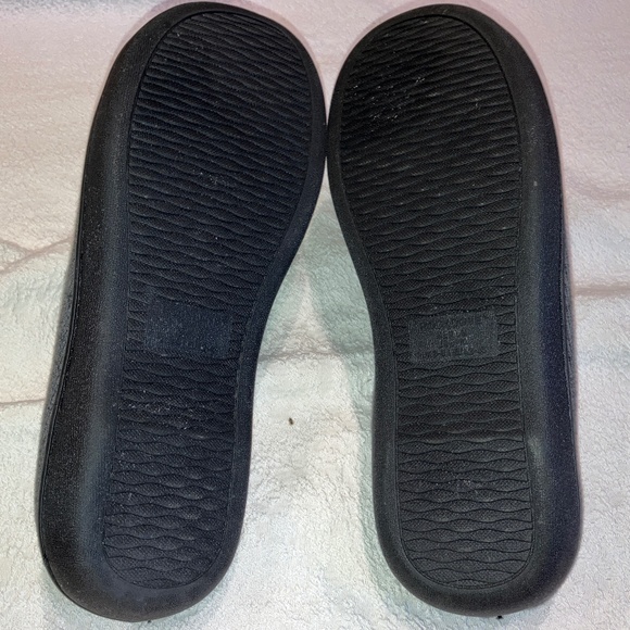 Memory foam, size 9-10, machine washable slippers - Picture 2 of 5